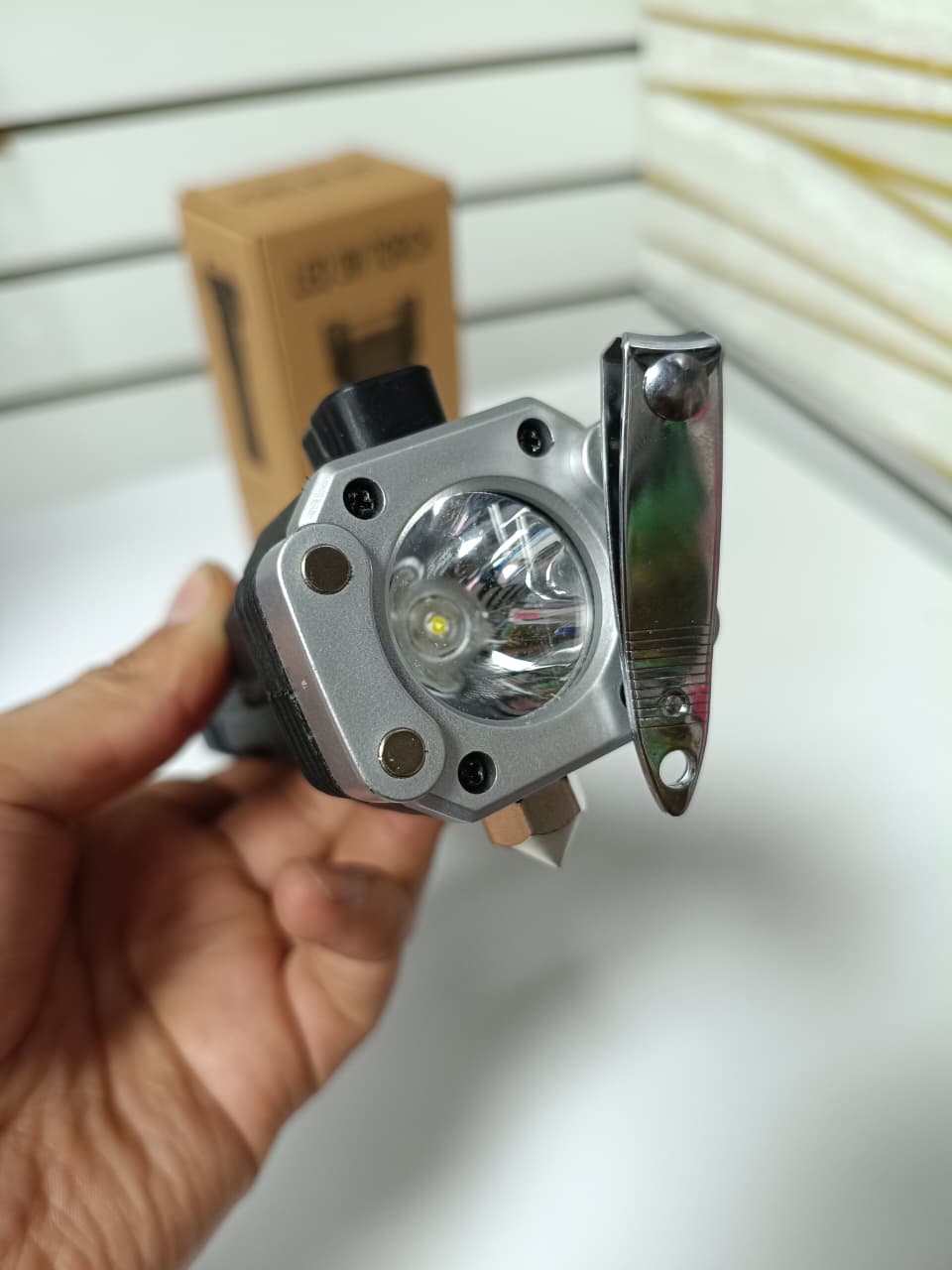 Kit Cargador de Batería 12V Inteligente + Linterna LED de Emergencia Recargable